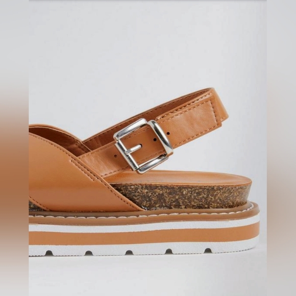 NWT Size 8WW CRISSCROSS FLATFORM SANDALS - Picture 4 of 6